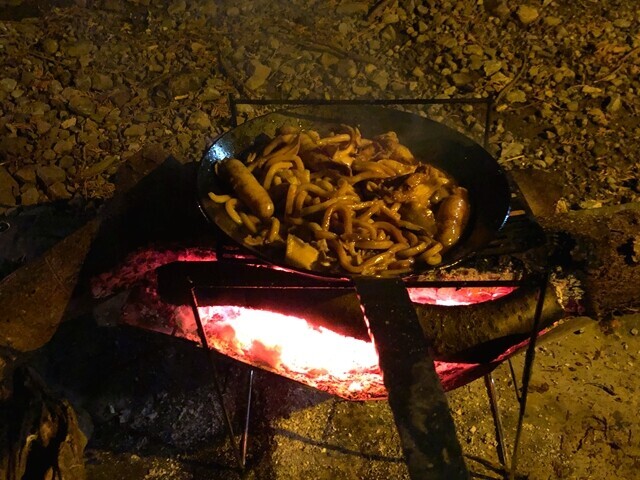 青笹山登山の朝食づくりの様子