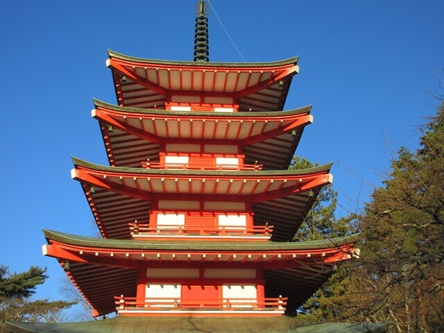 新倉富士浅間神社の忠霊塔