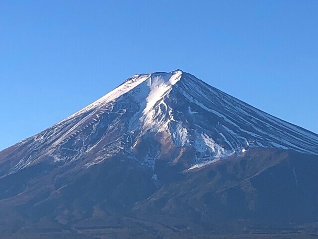 新倉富士浅間神社から眺める富士山を遠望の様子