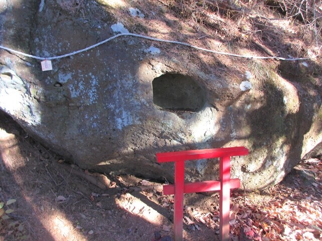 ゴンゴン石と鳥居の様子