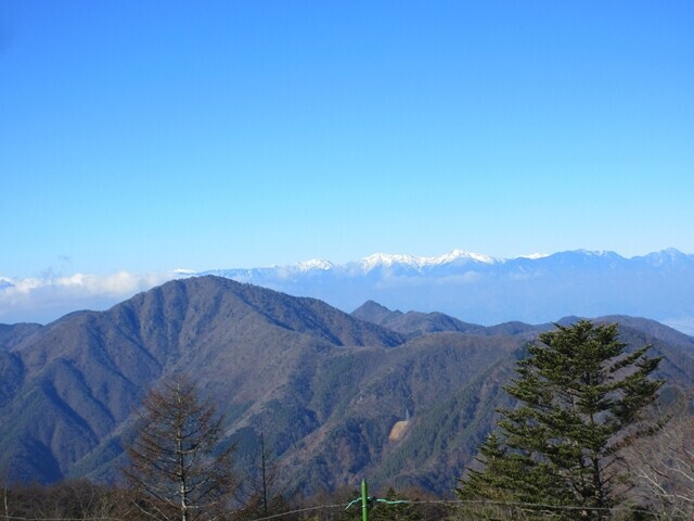 三つ峠山眺める御坂山塊と南アルプスの景色