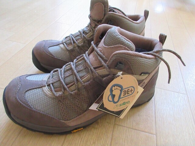 ミッドカットモデルであるシリオ登山靴P.F.156-2