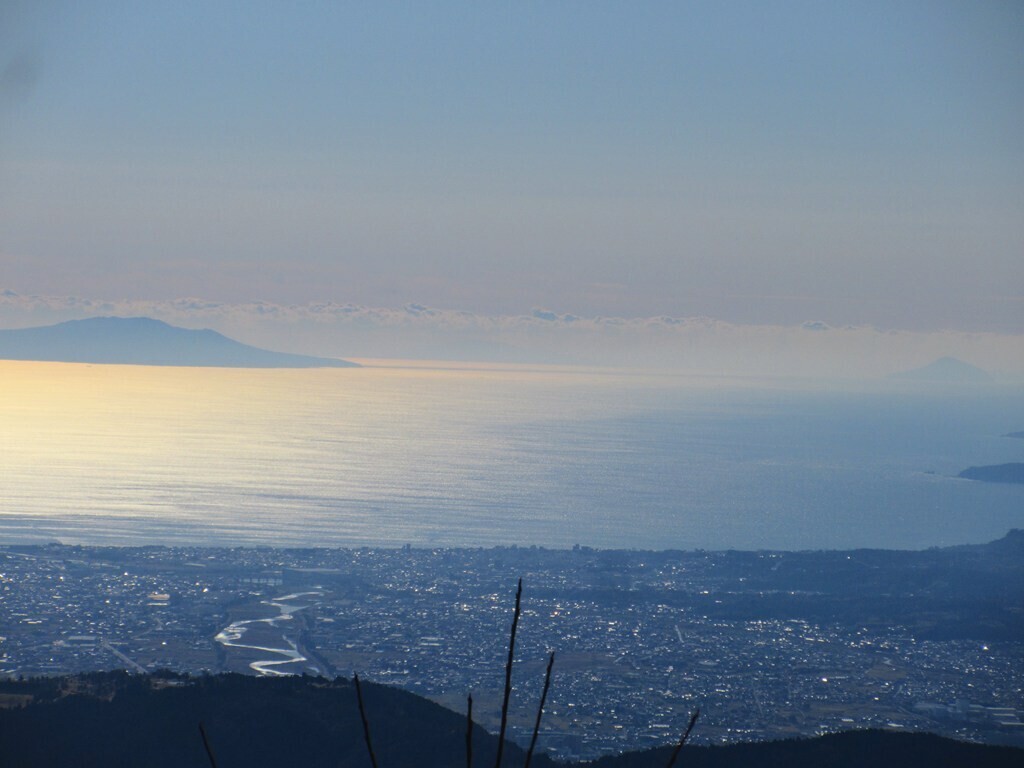 伊勢沢ノ頭から檜岳への登山ルート上の相模湾の景色