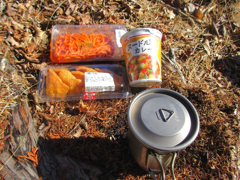 檜岳の山頂で山飯の様子
