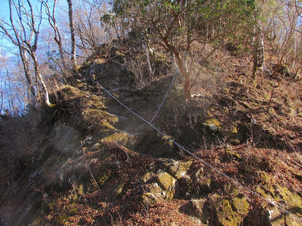 鍋割山登山道の長い鎖場の様子