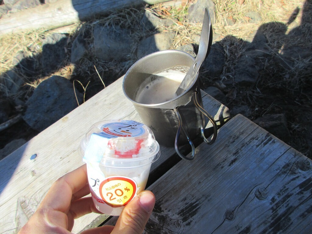 鍋割山で休憩の様子
