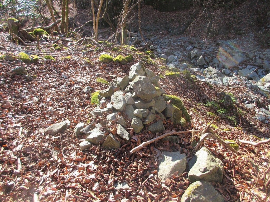 鍋割山後沢右岸コースの渡渉箇所