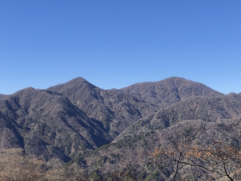 鍋割山から眺める檜洞丸、同角ノ頭の景色