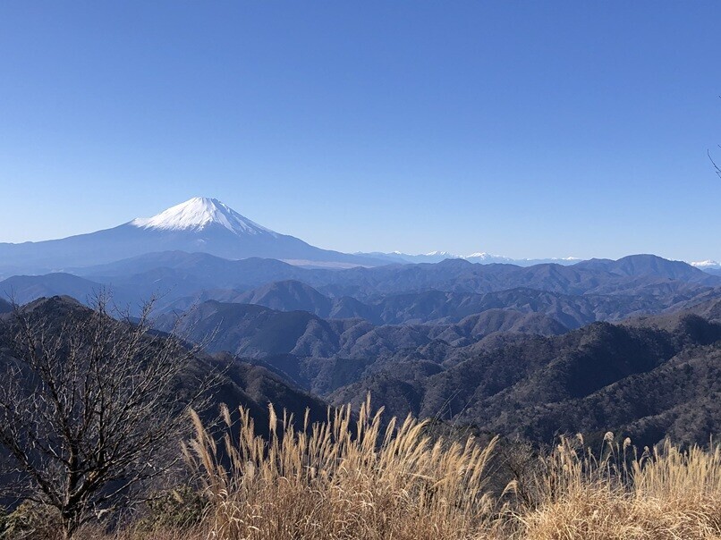 鍋割山の山頂から眺める富士山と丹沢山塊、道志山塊、南アルプスの山並み