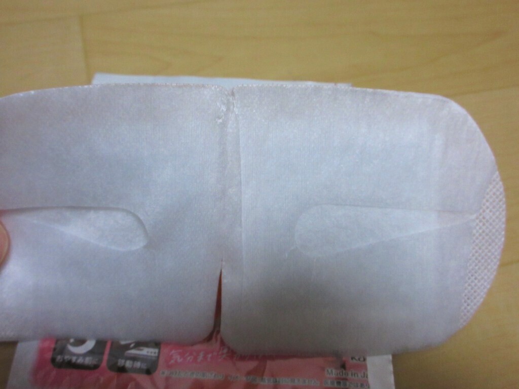蒸気でホットアイマスクを使う様子