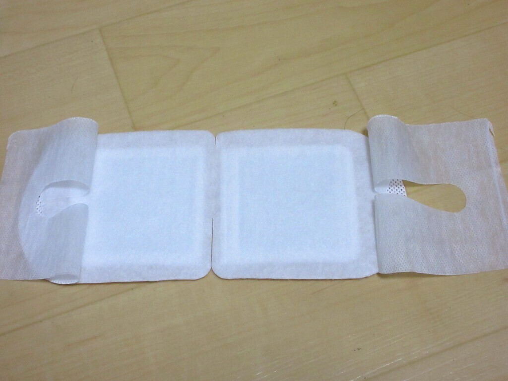 蒸気でホットアイマスクを実査に使って感じた事をレビューしている様子