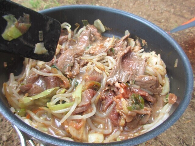 プリムスバーナーで山飯を作っている様子をレビュー