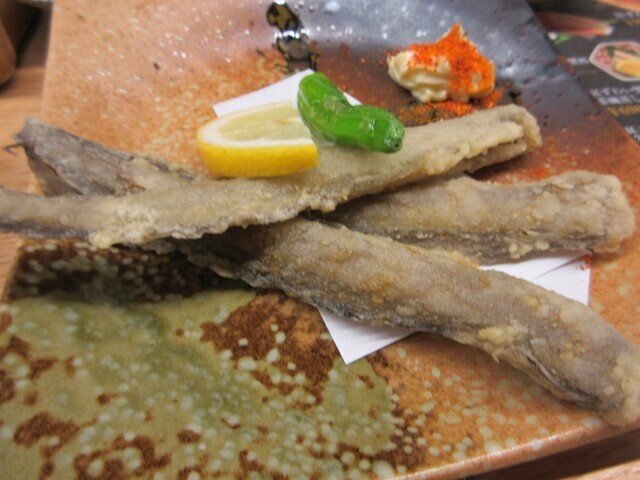 とやま鮨海富山にゲンゲのから揚げをレビューしている様子