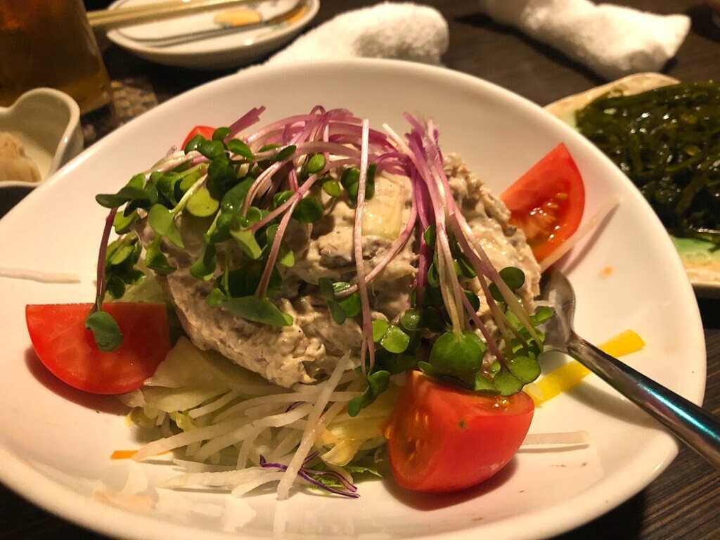 厚木なかじま料理を食べてレビュー中の様子