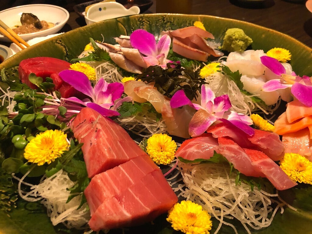厚木なかじまお刺身をレビューしている様子