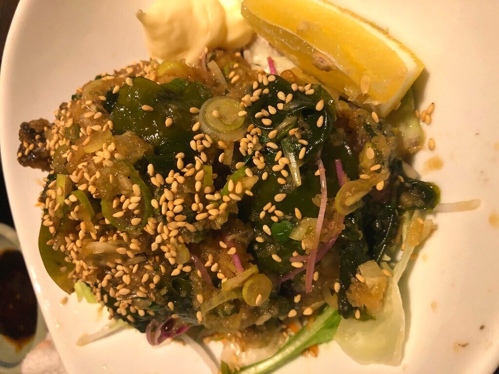 和楽処なかじまの料理をレビューしている様子