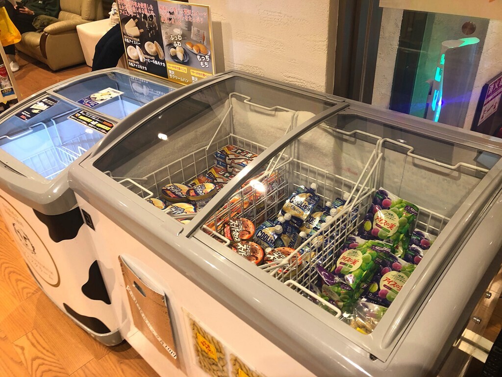 はだの富士見の湯の売店のアイスコーナーの様子