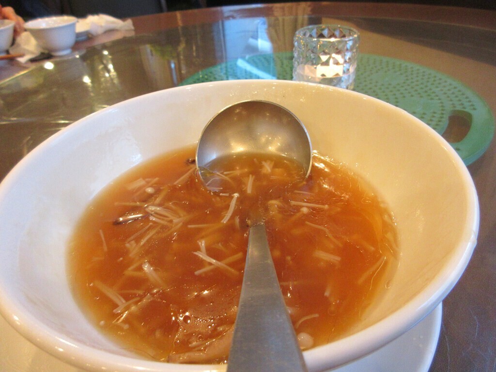 雅苑酒家神戸南京町本店のフカヒレスープレビューしている様子