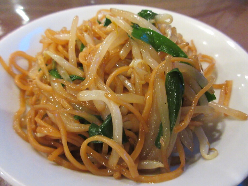 雅苑酒家神戸南京町本店名物料理の1つ上海焼きそばレビュー中の様子