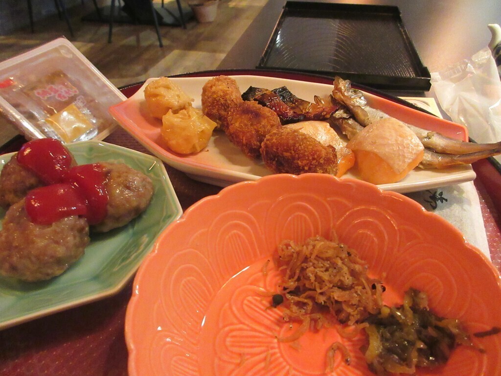 有馬温泉月への船の朝食バイキングを盛り付けている様子