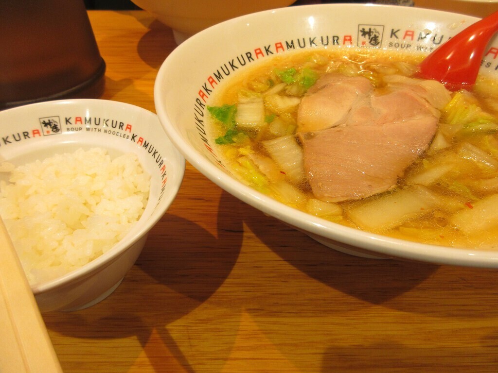 どうとんぼり神座の半ライスのボリュームとラーメンスープのレビュー
