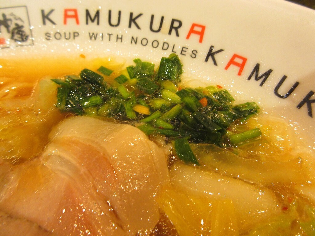 どうとんぼり神座のラーメンを味変をしてレビューしている様子