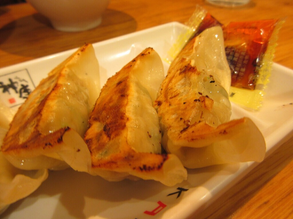 どうとんぼり神座の餃子の大きさと味をレビュー中の様子
