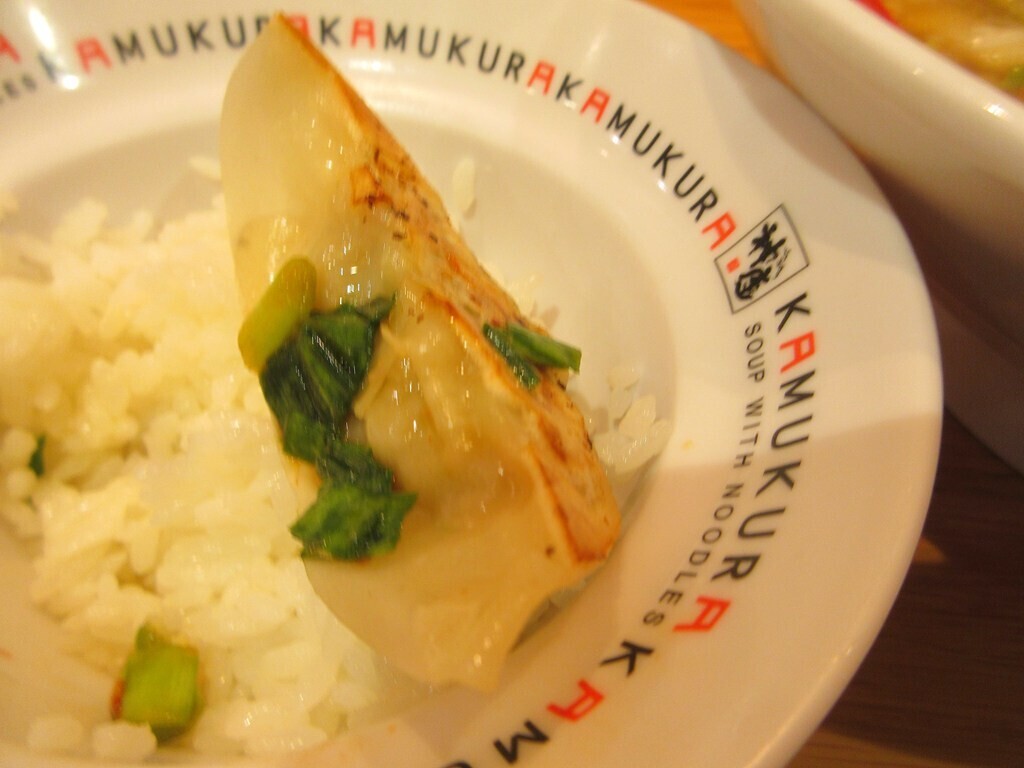 どうとんぼり神座の餃子をライスと一緒に食べている様子をレビュー
