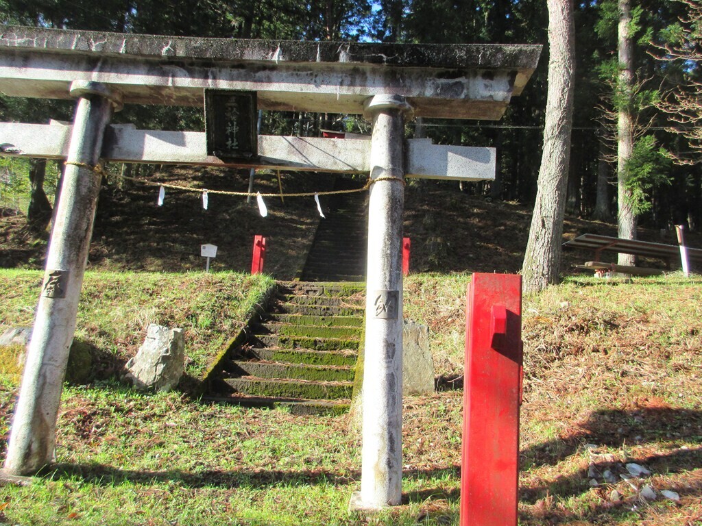 三輪神社の目印になる大きな鳥居の様子