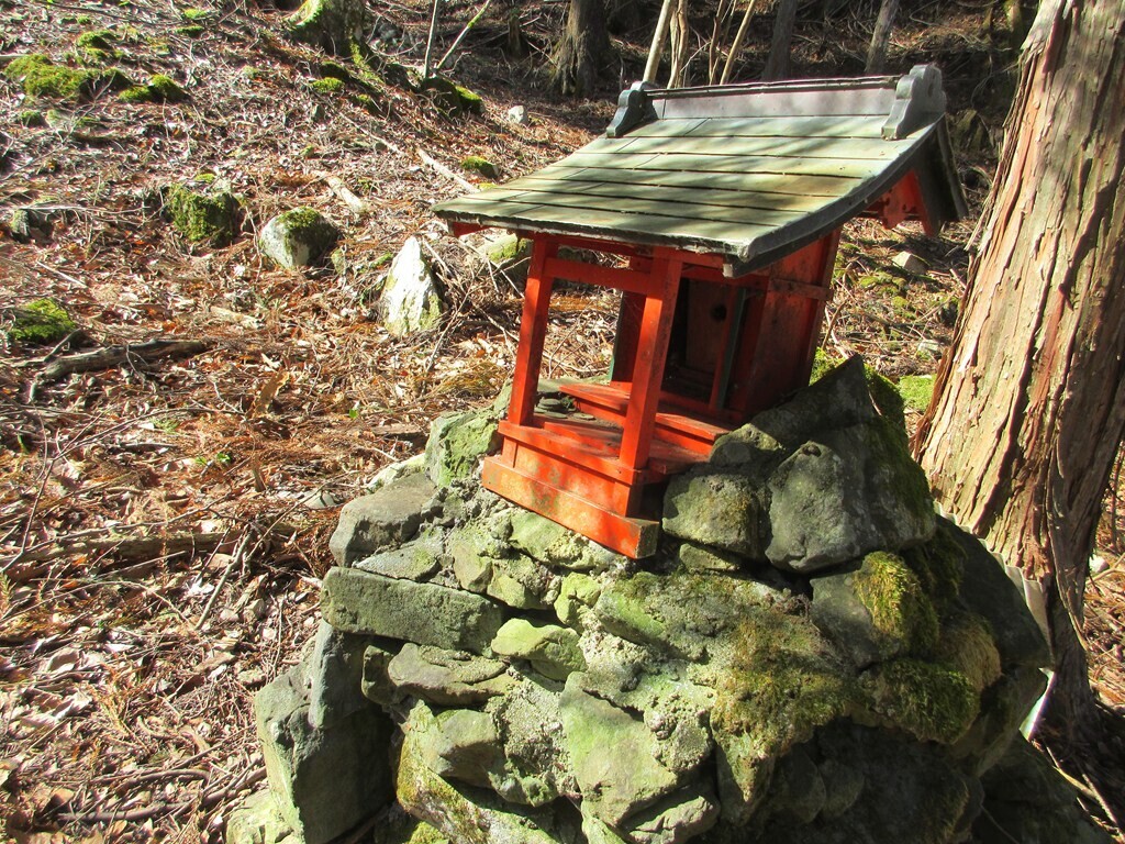 御正体山の水場付近の祠