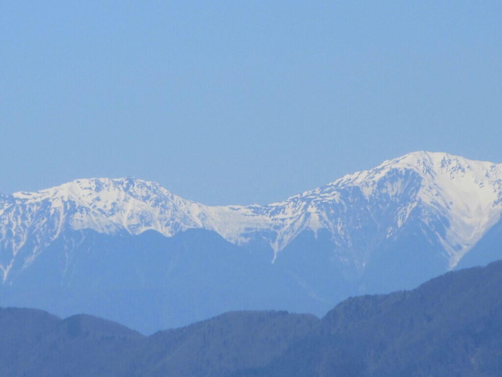 文台山から南アルプスの間ノ岳（右）と農鳥岳の景色