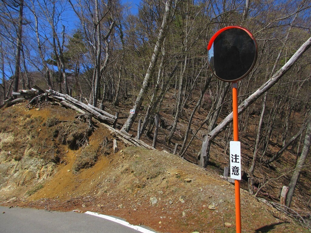 林道のミラーの裏に文台山登山道が続く様子