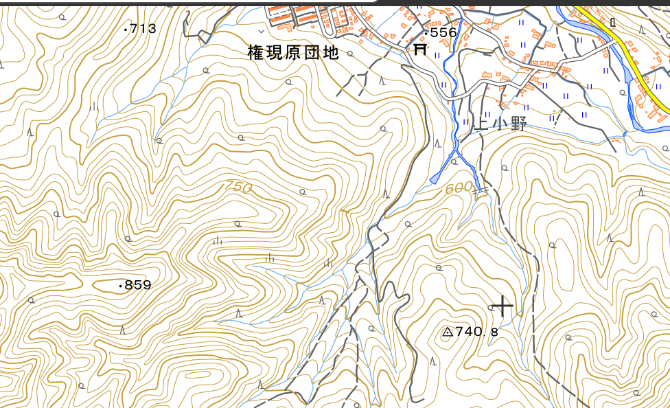 国土地理院の地図を使って文台山、尾崎山登山の解説をしている