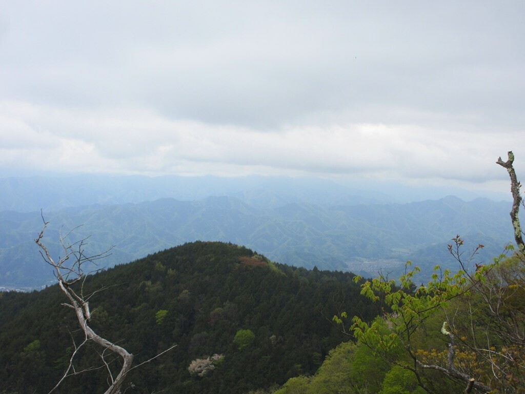 生藤山から醍醐丸方面に少しだけ進むと展望が良いところからの景色