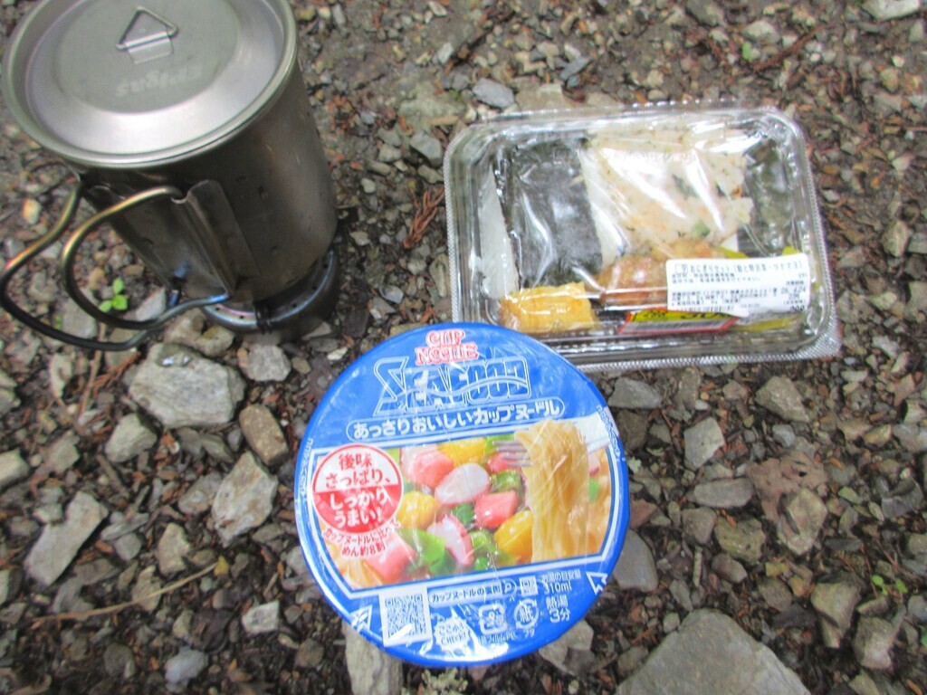 軍刀利神社奥の院で山飯の様子