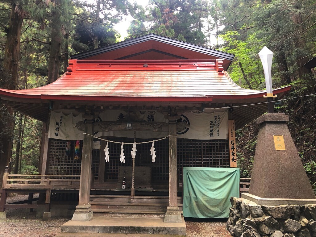 生藤山登山口にある軍刀利神社本殿