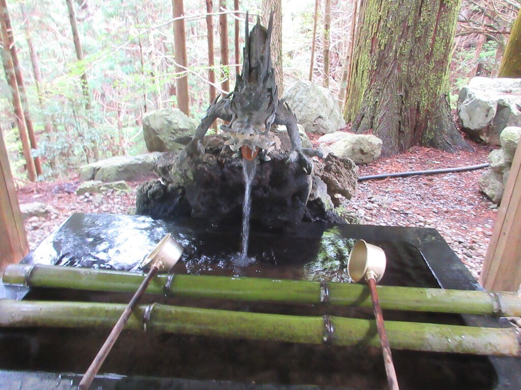 軍刀利神社の手水は生藤山登山の水場に利用できる