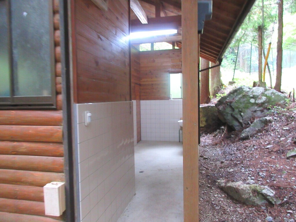 軍刀利神社のトイレは生藤山登山の水場に利用できる