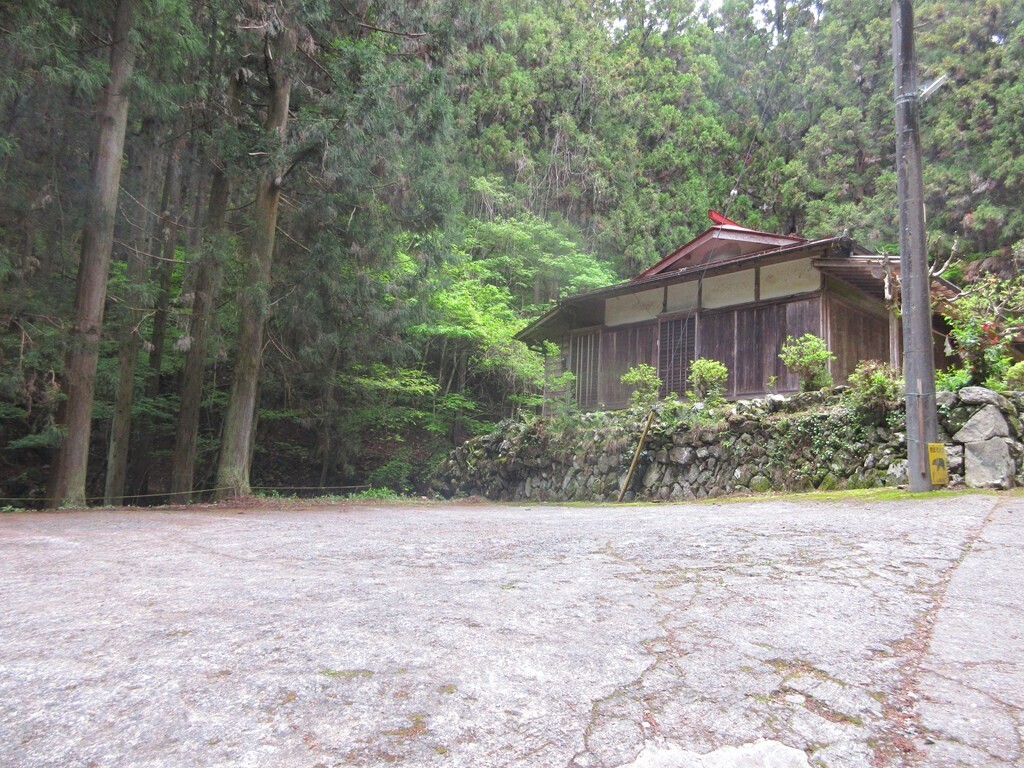 軍刀利神社の駐車場は生藤山登山の水場に利用できる