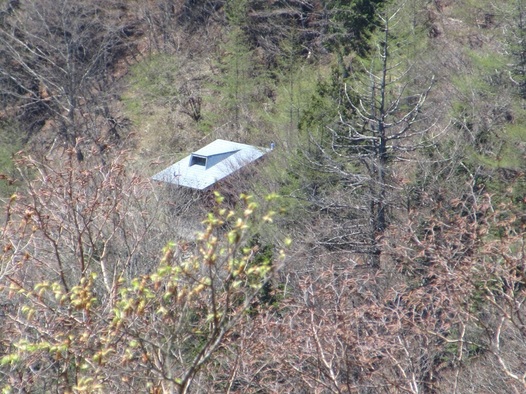 眼下に酉谷山避難小屋が見えてきた様子