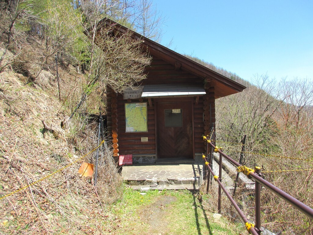 酉谷山避難小屋
