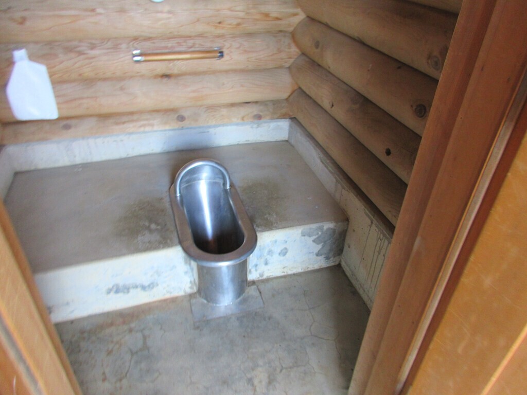 酉谷山避難小屋のトイレ