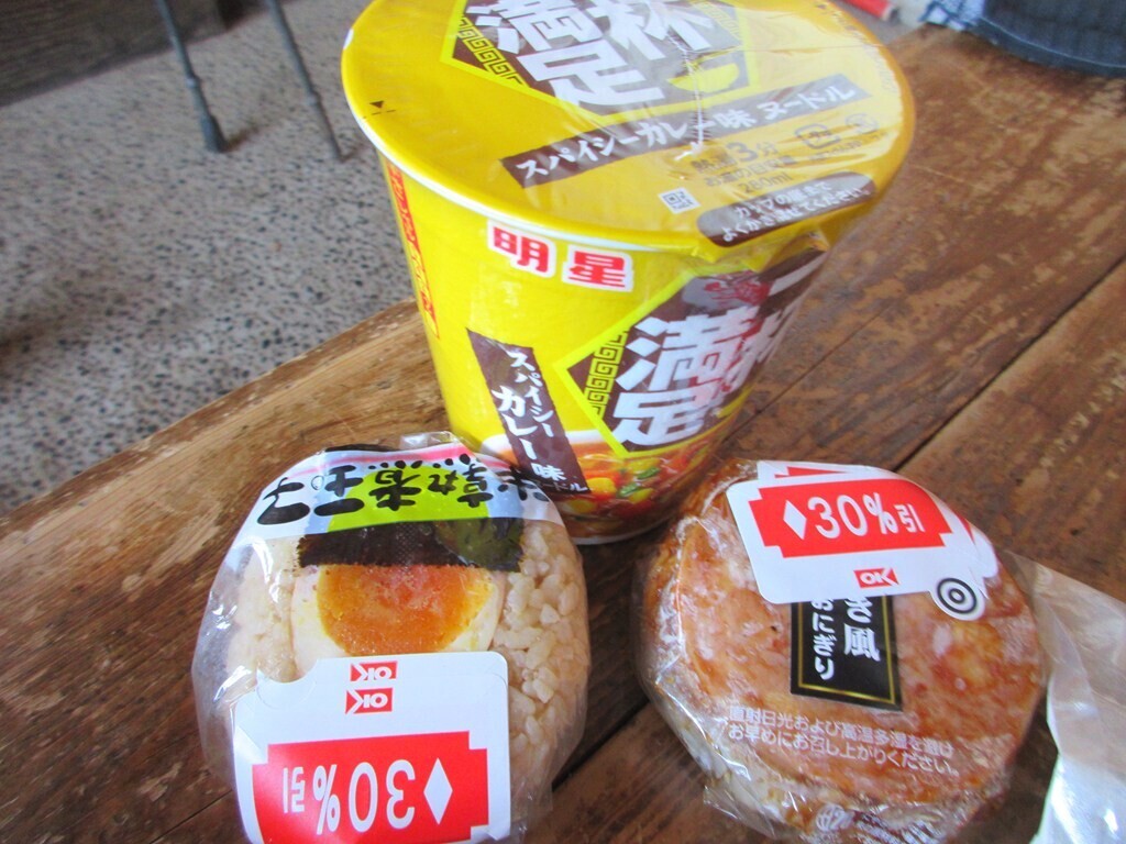 酉谷山避難小屋で食べたランチの様子