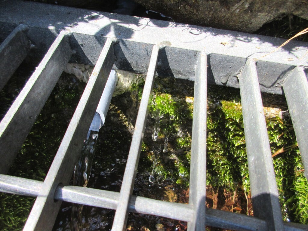酉谷山避難小屋の水場の様子