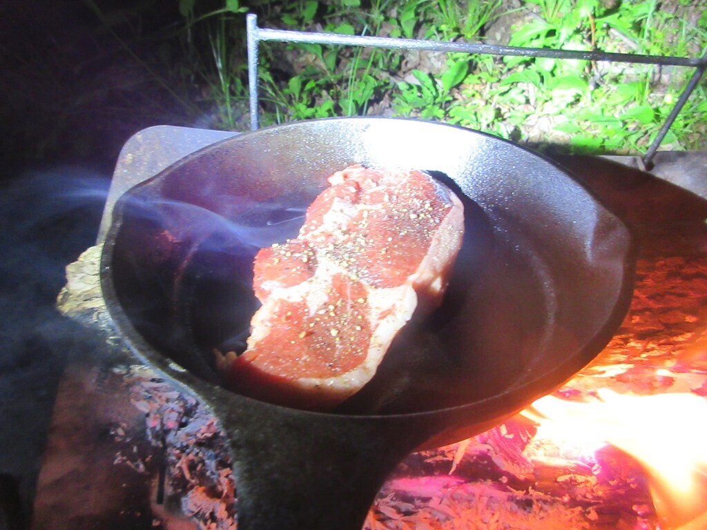 平野田休養村キャンプ場でタークのフライパンを使ってキャンプ飯の様子