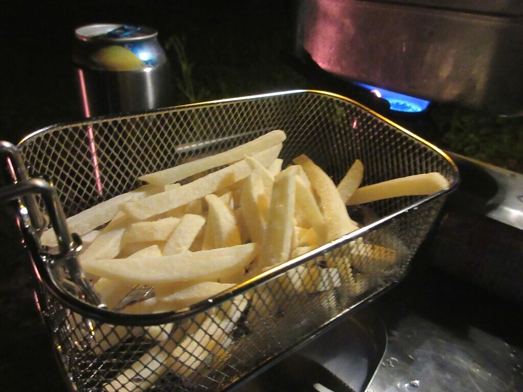 平野田休養村キャンプ場でポテトを揚げて調理中の様子をレビュー