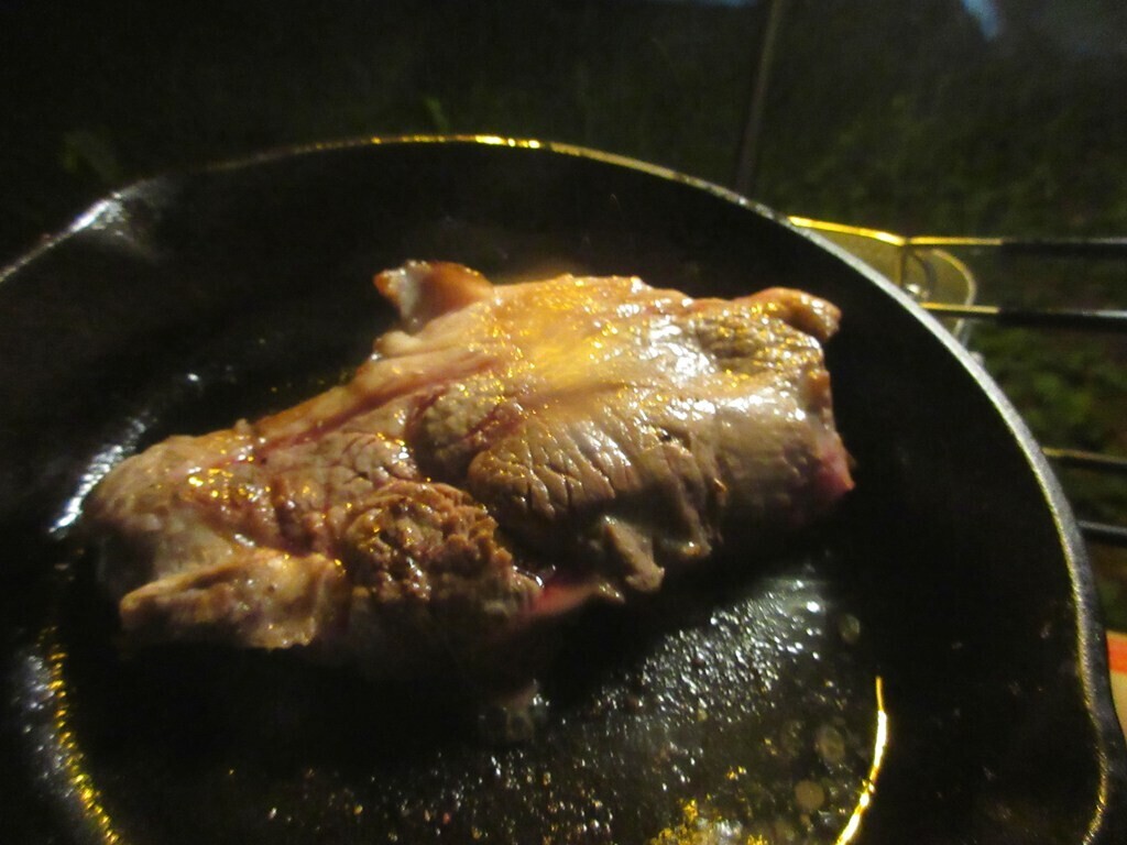 平野田休養村キャンプ場で焼いたラム肉の様子