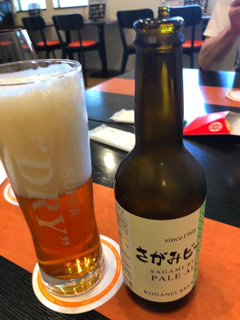 七沢荘のお食事処でさがみビールを呑んでいる様子をレビュー