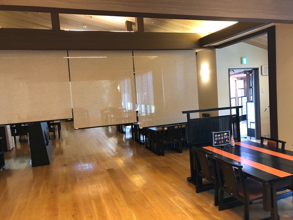 七沢荘のお食事処はテーブルで高級感もあって雰囲気がとても良い