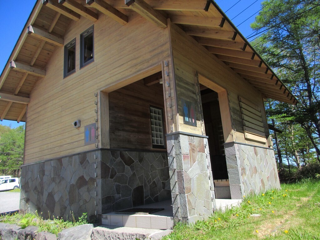 浅間山登山で利用できる車坂峠のトイレ